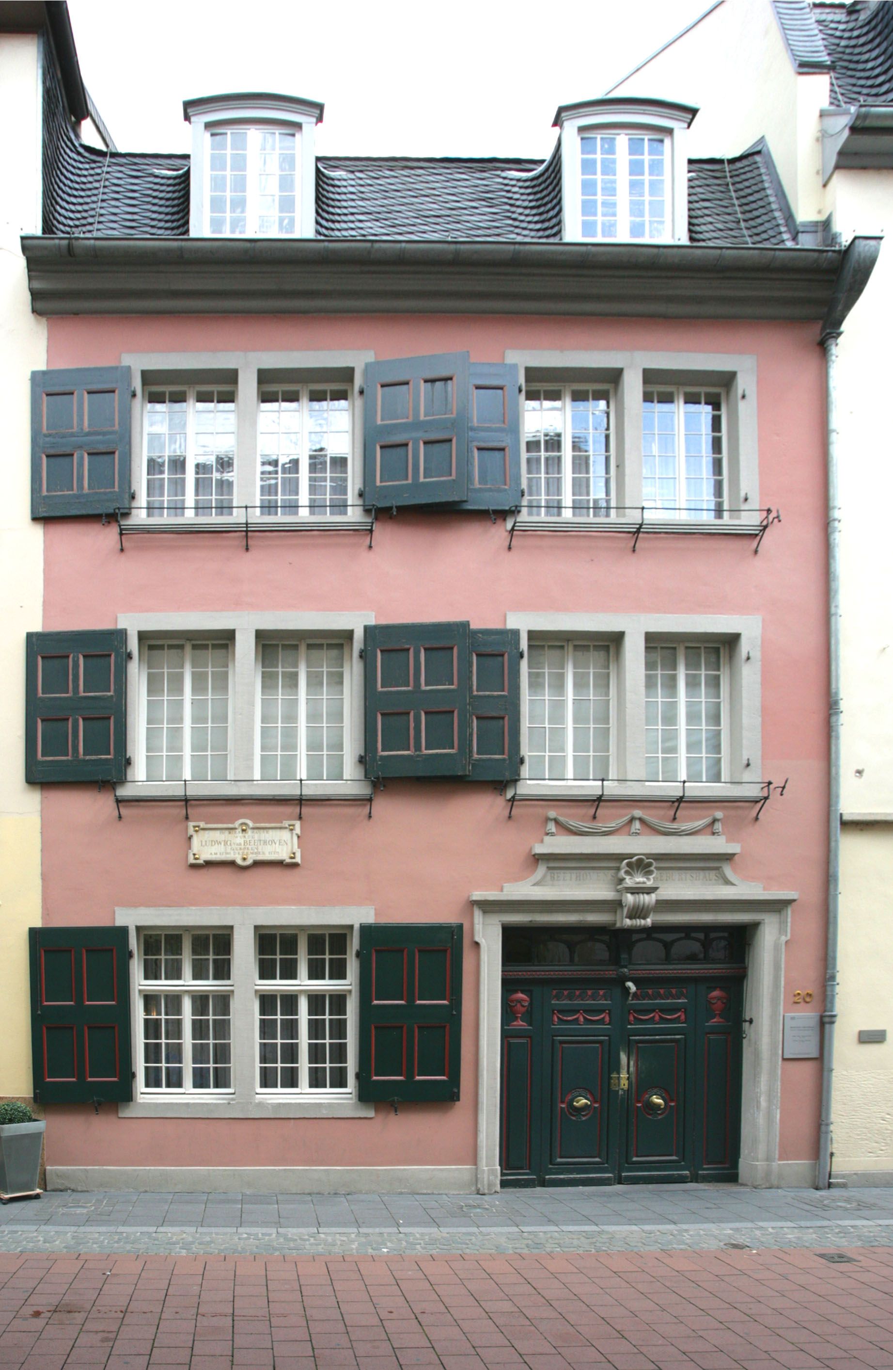 The Beethoven House In Bonn Germany Is A Memorial Site Museum And Cultural Institution Which Studies The Life And Work Of C Ventanas Estudio Musical Estudio