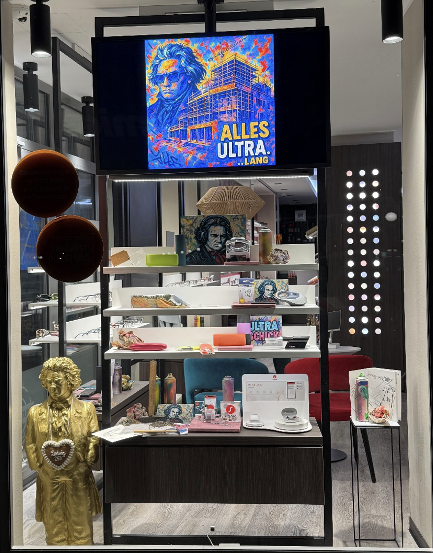 Das Sieger-Fenster von Optik Krber am Friedensplatz in Bonn