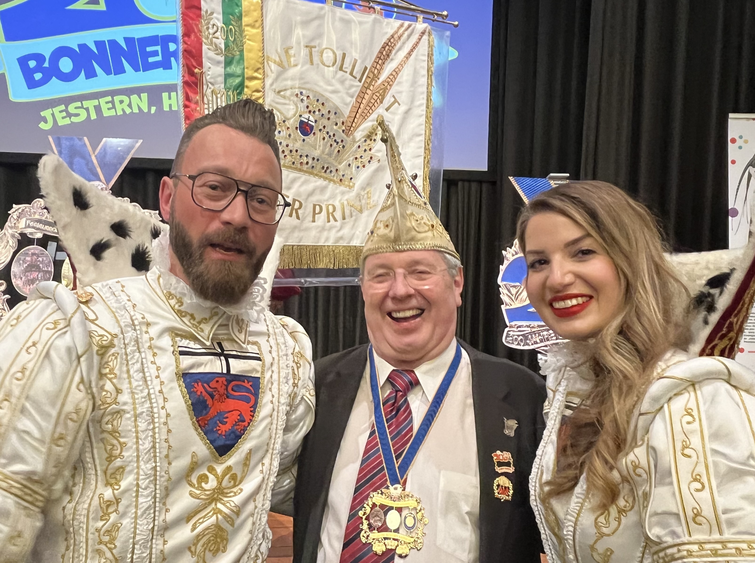 Stephan Eisel mit Pinz Roland I. und Bonna Stephanie III. beim Ordensfest 2026 vor der Proklamation