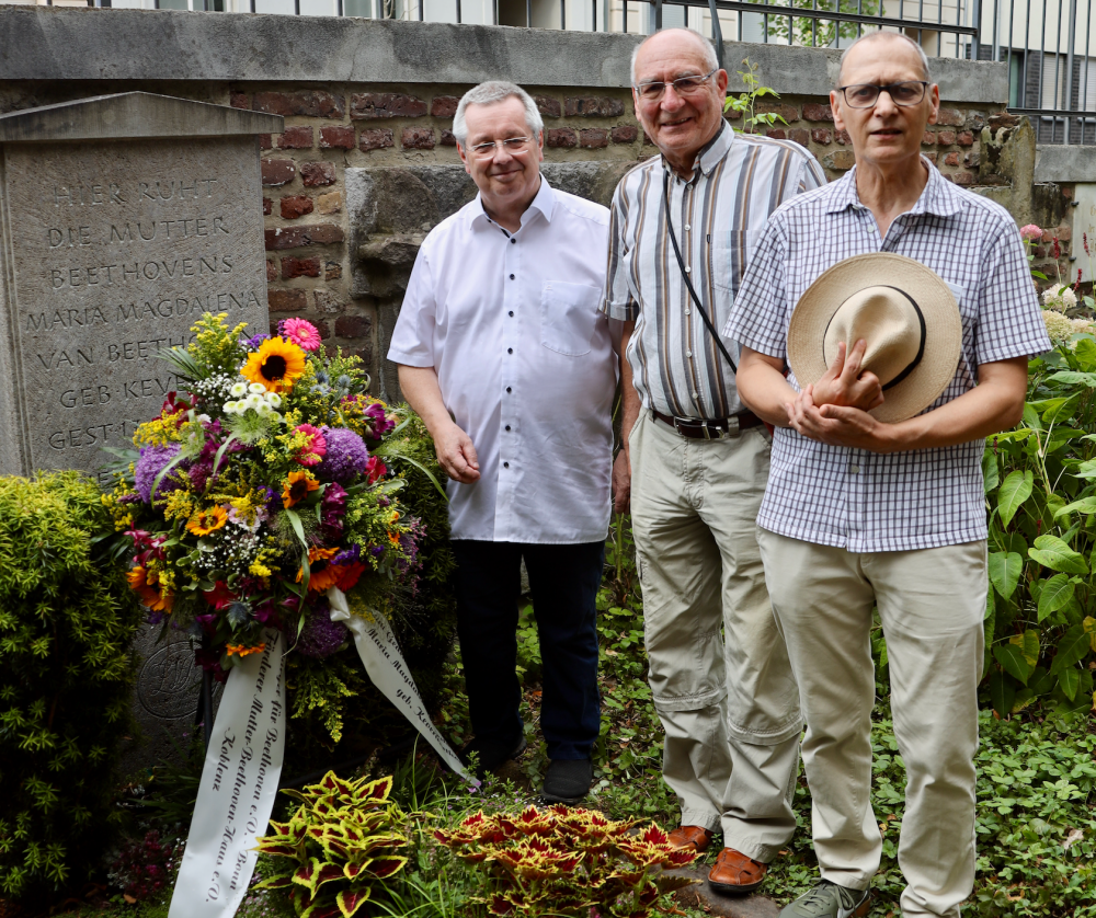 Norbert Simon (Mitte) vom Verein MUTTER-BEETHOVENHAUS aus Ehrenbreitstein sowie Stephan Eisel und Frank Wittwer vom Verein B�RGER F�R BEETHOVEN
