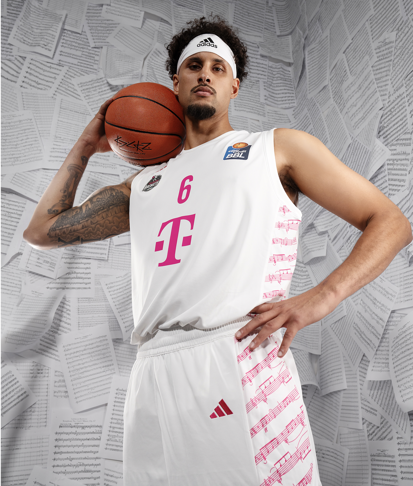 Der Telekom-Baskets-Kapit�n Michael Kessens im neuen wei�en Ausw�rts-Trikot mit Beethovens F�nfter �adidas/kickz