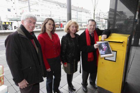 Michael Krause, Eva Schmelmer, Dorika Seib und Stephan Eisel schicken den Antrag ab