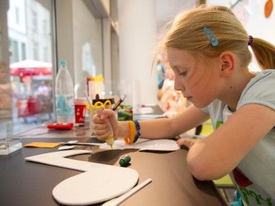 Die Arbeit an der 3D-Beethoven-Collage im Schaufenster der Galeria Kaufhof