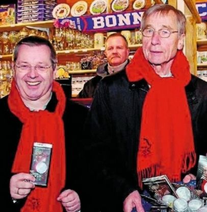 Stephan Eisel und Wolfgang Clement werben auf dem Bonner weihnachtsmarkt fr Beethoven-Schokolade und  Beethovenschal