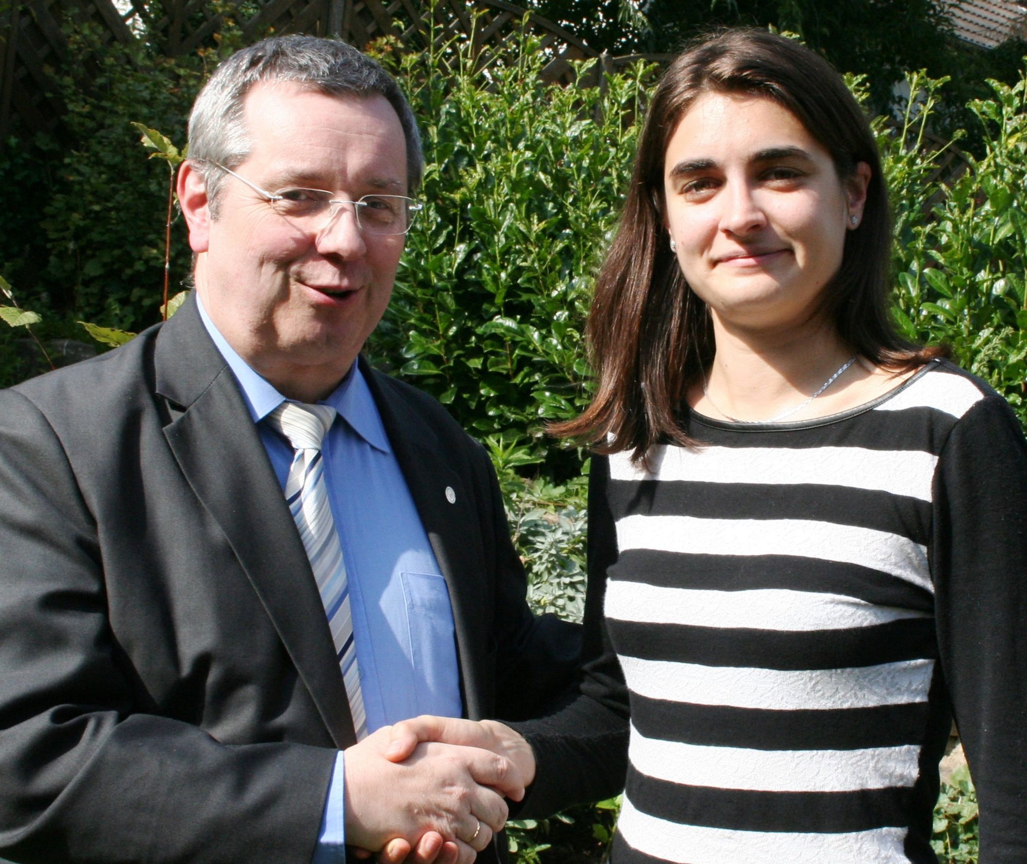 Ring-Preistrgerin Sophie Dartigalongue mit dem Vorsitzenden Stephan Eisel