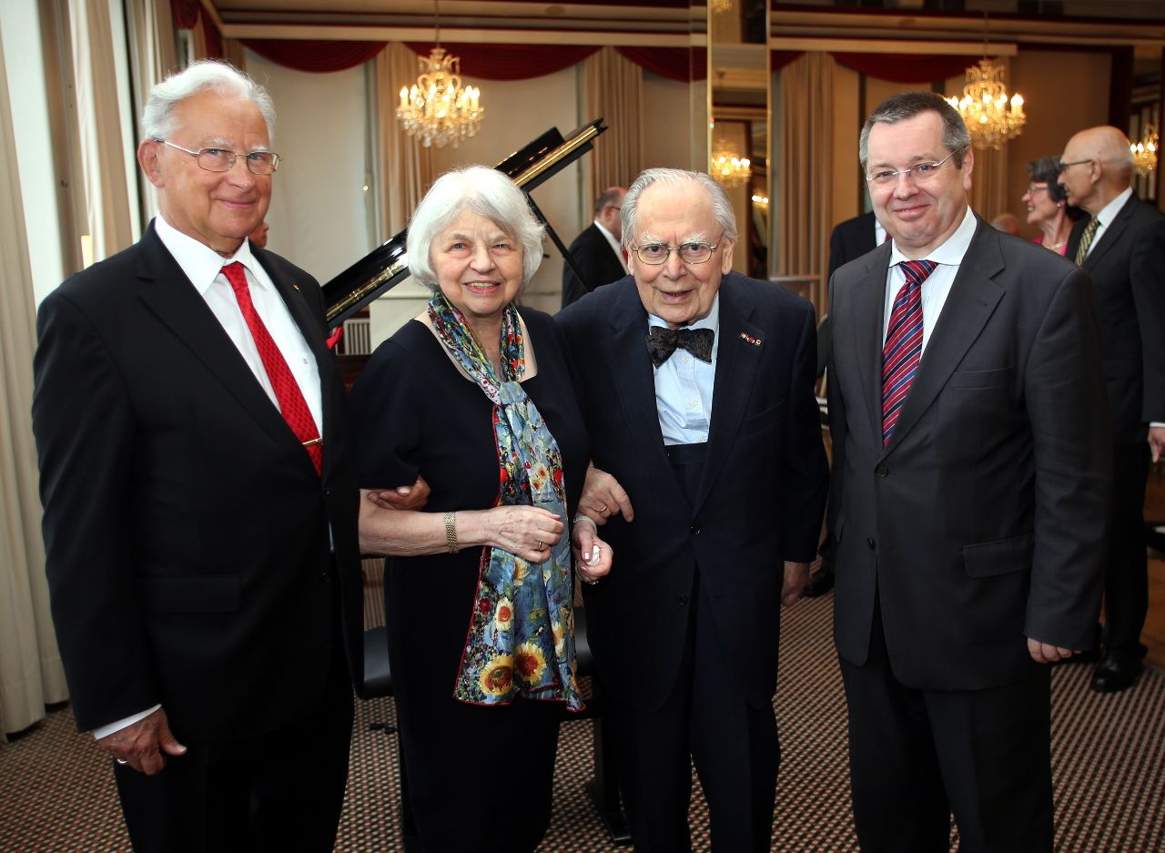 Franz Willnauer, Barthold Witte mit seiner Frau Ursula und Stephan Eisel beim Empfang im Rheinhotel Dreesen