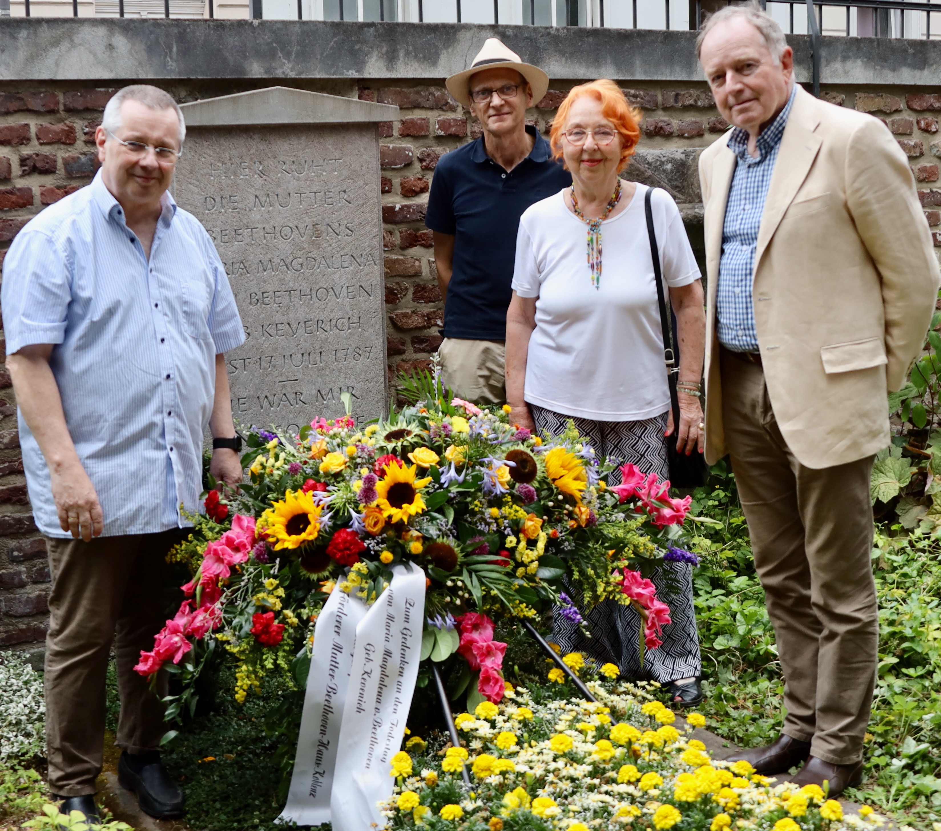 Am Grab der Mutter Beethovens (v.l.n.r.): Stephan Eisel, Eva Httenhain, Frank Wittwer und Kai- Thomas Willig